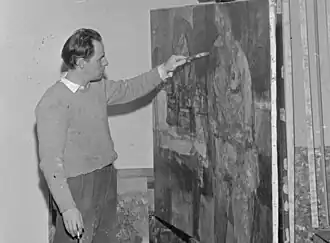 Kees Franse bezig met een schilderwerk, 1961