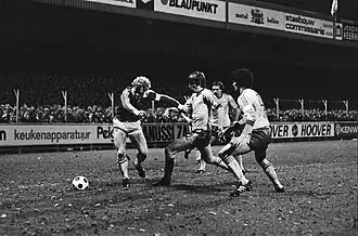 10/11/1979 AZ'67-Feyenoord 0-0. Aanvaller Kees Kist AZ'67), verdedigers Ivan Nielsen, Jan van Deinsen, en Michel van de Korput (allen Feyenoord) (v.l.n.r.). Feyenoord eindigde in het seizoen 1979/1980 als vierde in de eredivisie achter Ajax, AZ'67 en PSV, maar won wel de KNVB Beker-finale van Ajax (3-1).