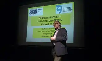 Vernooy tijdens een lezing
