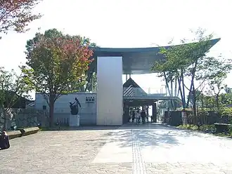 De voorkant van het station.