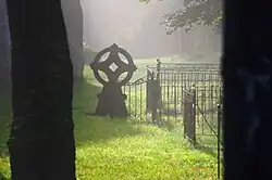 Zonnekruis op een grafsteen bij de Keila kirik in Estland