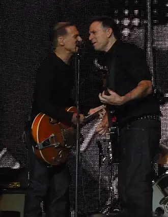 Keith Scott (rechts) en Bryan Adams tijdens een optreden in Ahoy, 2012