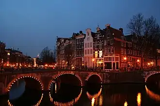 Brug 38 (links) bij nacht (februari 2008)