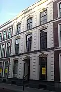 Pand dat het middengedeelte vormt van een in het derde kwart van de 19e eeuw als een symmetrisch geheel ontworpen straatwand