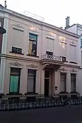 Pand dat onderdeel vormt van een in het derde kwart van de 19e eeuw als een symmetrisch geheel ontworpen straatwand