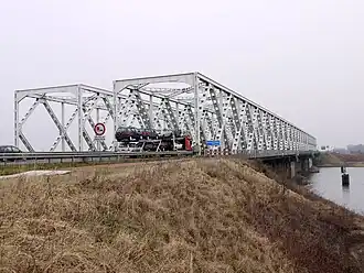 De brug gezien vanaf de zuidoever