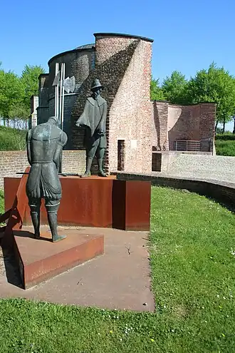 Keldermanspoort en beeldhouwwerk 'Ravelijn' van Kathleen Verhegge