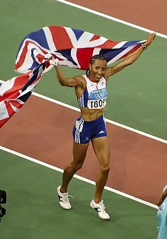 Kelly Holmes viert haar overwinning op de 1500 m tijdens de OS van 2004, Athene.
