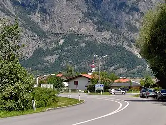 De Sellraintalstraße vlak voor de kruising met de Axamer Straße (L394) bij Kematen in Tirol