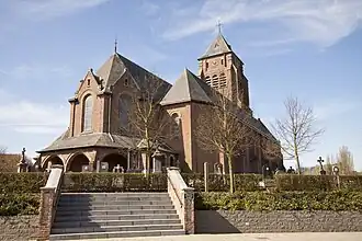 Kerk en toegang tot de begraafplaats