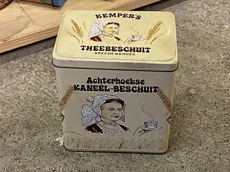 oud bewaarblik voor dit beschuit in Sallands Landbouwmuseum