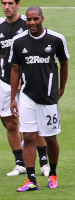 Agustien tijdens de warming-up voorafgaand aan een wedstrijd van Swansea City