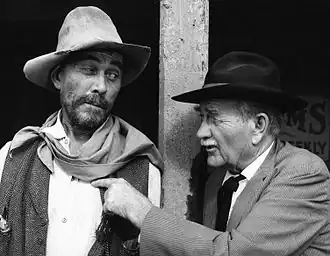 Ken Curtis (Festus Hagen) en Milburn Stone (Doc Adams) tijdens het televisieprogramma Gunsmoke.