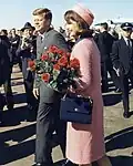 John F Kennedy en zijn vrouw Jackie (met dophoedje), 1963