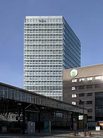 De Kennedytoren gezien vanaf het perron van Station Eindhoven Centraal