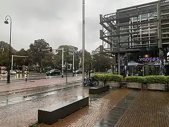 Kennemerplein anno 2020; rechts kantorencomplex uit de jaren 90, links de weg over de Kennemerbrug