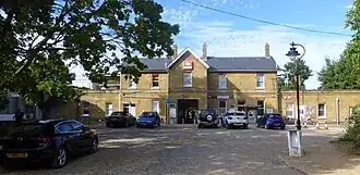 Stationsgebouw en voorplein, 2015