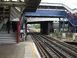 De loopbrug tussen hal en perrons.