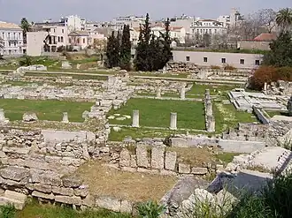Restanten van het Pompeion, rechts het fundament van het propylon en centraal resten van de zuilengalerij en de latere basilica