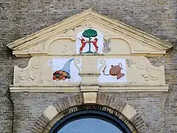 Fronton boven de noordelijke ingang