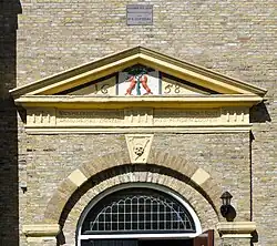Wapen van Hindeloopen afgebeeld op de Grote Kerk