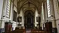 Het schip van de kerk met naast het altaar twee werken van Gaspar de Crayer