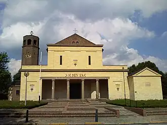 De St. Martinuskerk te Gennep. Gebouwd in 1953/54. Ontworpen door bureau Van der Laan Hansen Van Hal. Een voorbeeld van een vroege basilicale Bossche Schoolkerk.