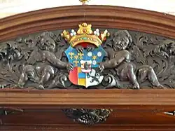 Wapen Gevierendeeld: Alberda, Van Berum, Tamminga en Ubbena op de herenbank in de kerk Uithuizen