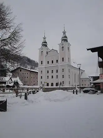 Het centrum van Brixen im Thale met kerk