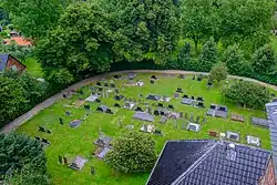 Het kerkhof gezien vanuit de toren