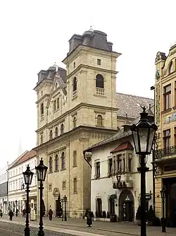 De kerk is gesitueerd aan de hoek met de « Univerzitná » (rechts).