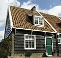 Houten huis onder zadeldak