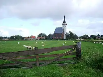 Zicht op het landschap en het kerkje van Den Hoorn