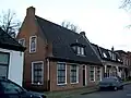 Lage woning, gepleisterd, terzijde topgevel