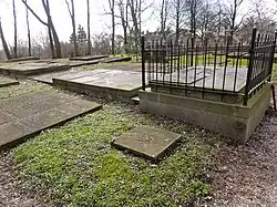 Kerkhof met op de achtergrond de Enne Jans Heerd