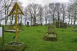 Oosters-orthodox kruis geplaatst in 2012 ter herinnering aan de heilige Margaretha aan wie het vroegere kerkje gewijd was