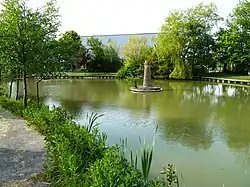 Gracht met een miniatuur vuurtoren