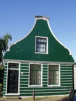 Houten huis met uit- en ingezwenkt voorschot