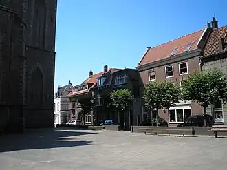 Kerkstraat met links de Onze Lieve Vrouwe Kerk