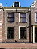 Pand met gevel tussen hoekpilaster en façade van nr 41. met gebogen geprofileerde kroonlijst met gesneden consoles (vormt een geheel met de nrs. 41 en 43)