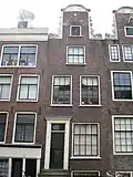 Huis met herbouwde gevel onder de oude hals