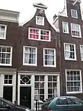 Huis met gevel onder kloktop