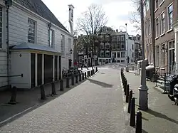 Betonnen afzetpaaltjes en amsterdammertjes