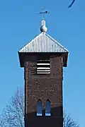 Besneeuwde kerktoren