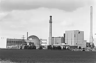 links kerncentrale Borssele en rechts de kolencentrale
