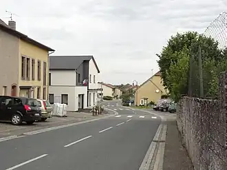 Hoofdstraat met het gemeentehuis van Kerprich-aux-Bois aan de linkerkant van de straat