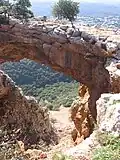 De natuurlijke boog van de Keshet grot in het Israëlische deel van de Boven-Galilea