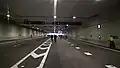borden in de tunnel geven de naderende snelwegsplitsing bij het Kethelplein aan