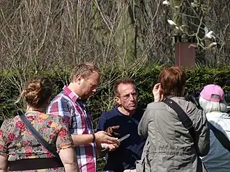 Rob Verlinden (midden) met collega Jeremy Vermolen (tweede van links) in Keukenhof (2012)