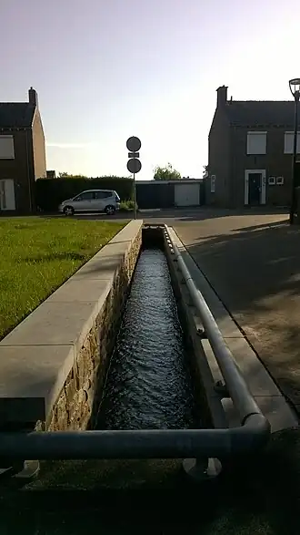 Loop in de straat Achter de Beek in het dorp Beek